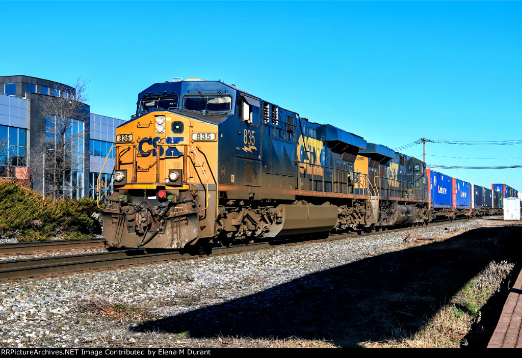 CSX 835 on I-008